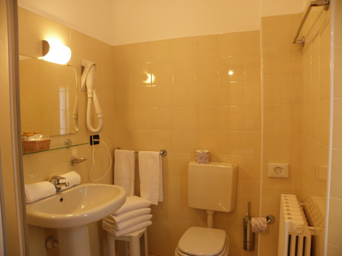 Bathroom 5, Hotel Bernina, Sondrio