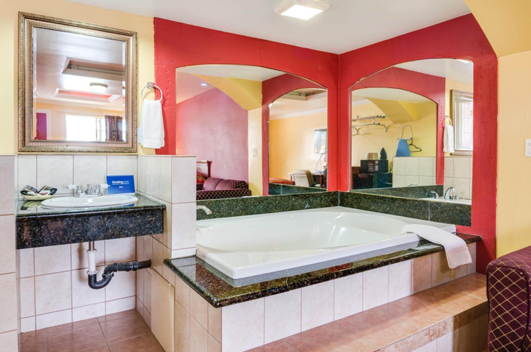 Bathroom 3, Sky Palm Motel, Orange