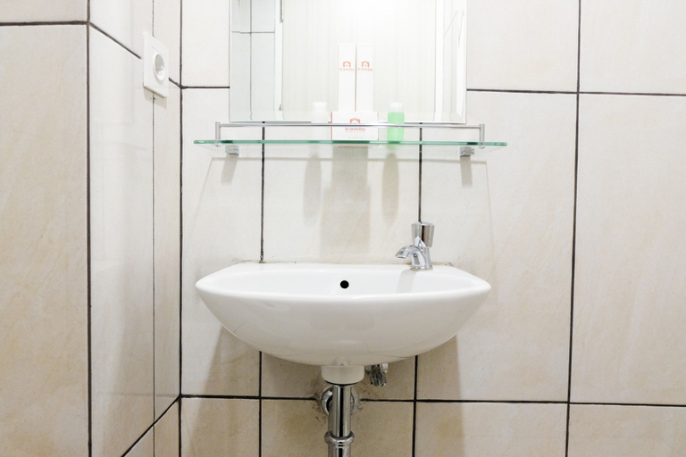 Bathroom 4, Modern Elegant Studio Grand Kamala Lagoon Apartment, Bekasi