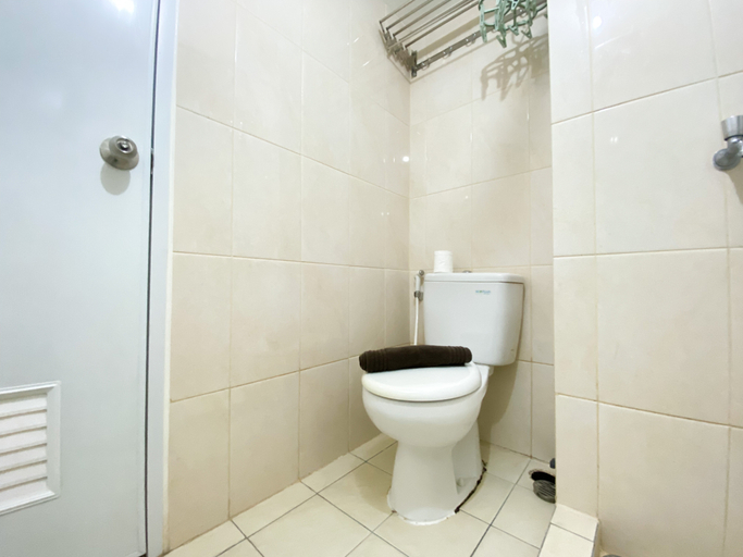 Bathroom 5, Pleasant and Tidy Studio Apartment Springlake Summarecon Bekasi By Travelio, Bekasi