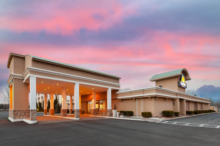 Exterior & Views 2, Days Inn by Wyndham Plattsburgh, Clinton