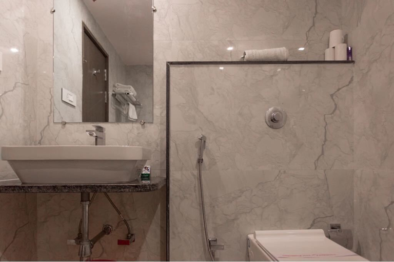 Bathroom 4, Hari Vilaas, Varanasi