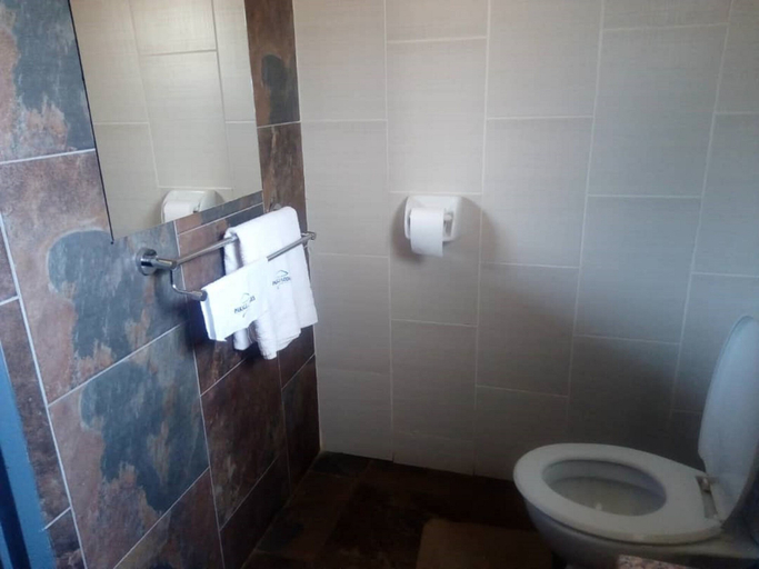 Bathroom 3, Pakali Lodges, Livingstone