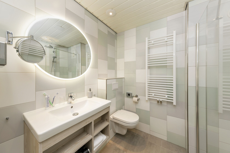 Bathroom 3, Hotel De Vossemeren by Center Parcs, Limburg
