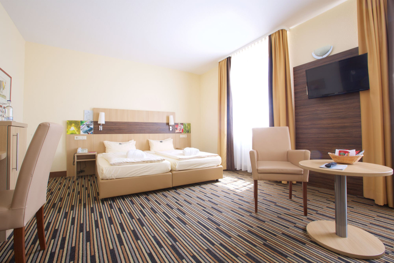 Bedroom 3, Kurpark-Hotel Bad Dürkheim, Bad Dürkheim
