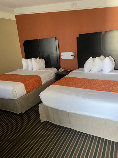 Bedroom 3, Howard Johnson by Wyndham Historic Lake Charles, Calcasieu