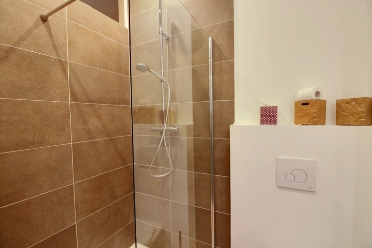 Bathroom 5, Effets Personnels, Vaucluse