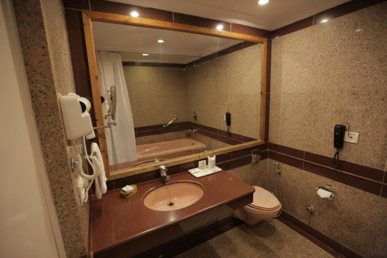 Bathroom 5, Hotel Willow Banks, Mall Road Shimla, Shimla