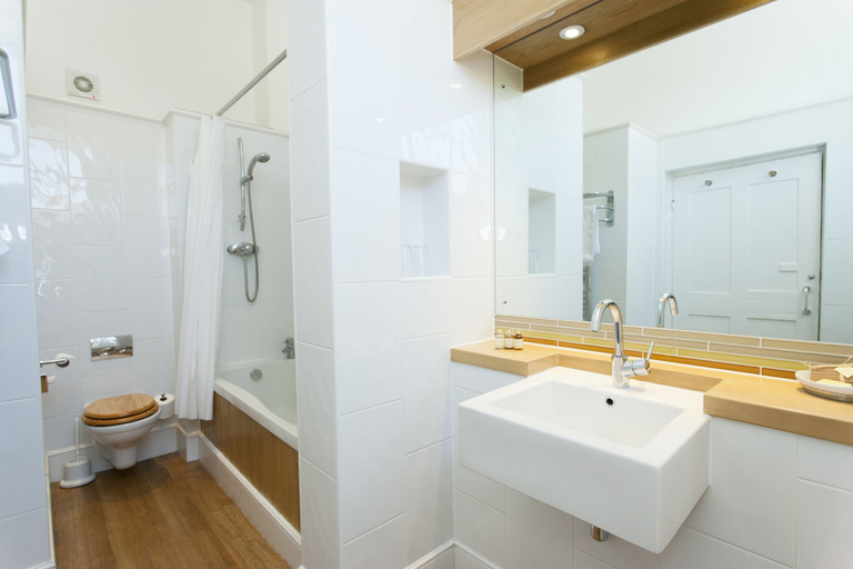Bathroom 3, Red Lion - B&B, Wiltshire