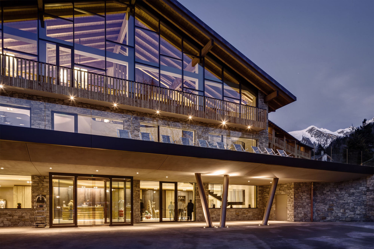 Exterior & Views