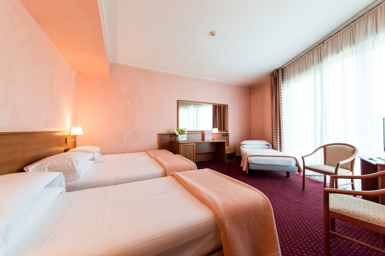 Bedroom 2, Airport Hotel, Bergamo