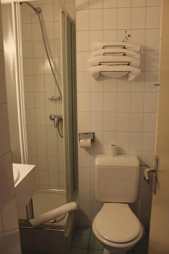 Bathroom 4, Cit’Hôtel Le National, Haute-Savoie