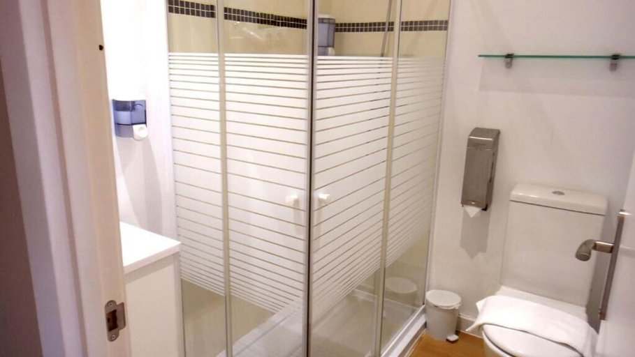 Bathroom 3, Hostal Live Natura Barcelona, Barcelona