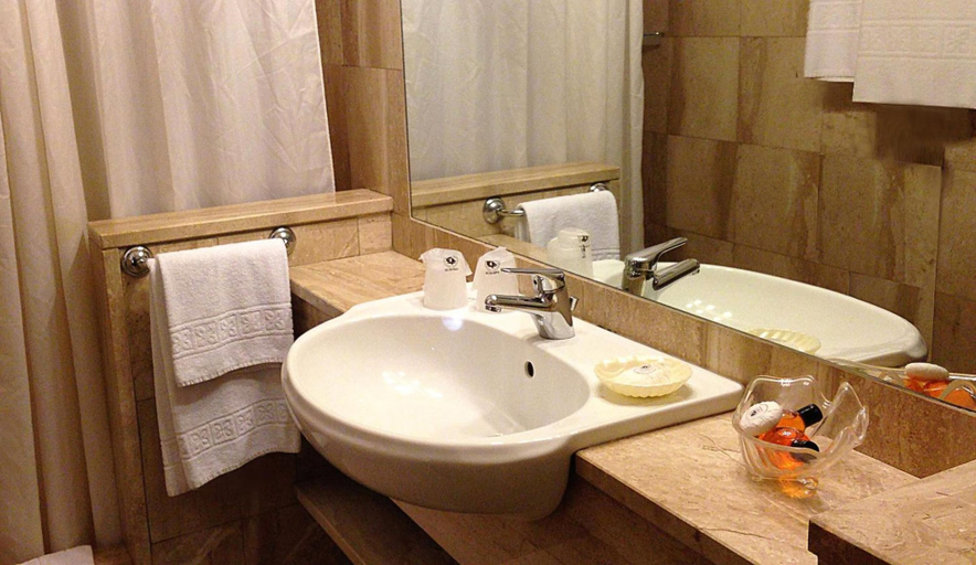 Bathroom 4, Colonna Palace Mediterraneo, Olbia-Tempio