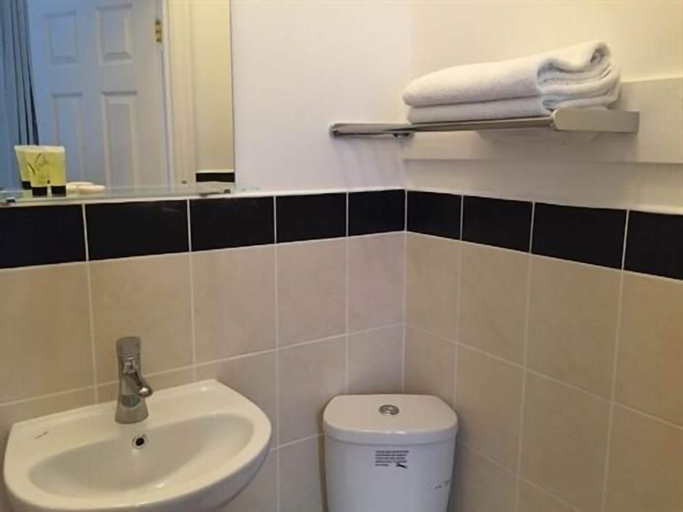 Bathroom 3, The Garth Hotel, London