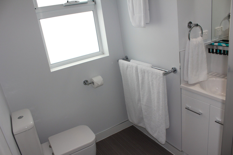 Bathroom 5, Beach Hotel, Burnie - Pt A