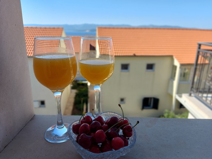 Food & Drinks, Apartments Karlo, Bol