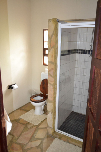 Bathroom 5, Tambuti Lodge, Rundu Urban
