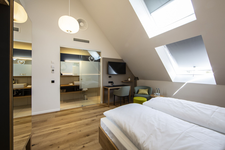 Bedroom 3, Gasthaus und Hotel zum Löwen, Lörrach