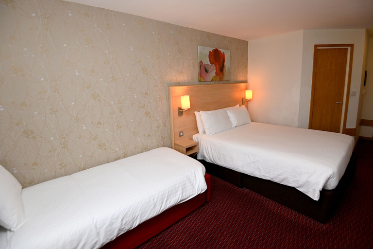 Bedroom 2, Meadow Farm, Redditch by Marstons Inns, Worcestershire