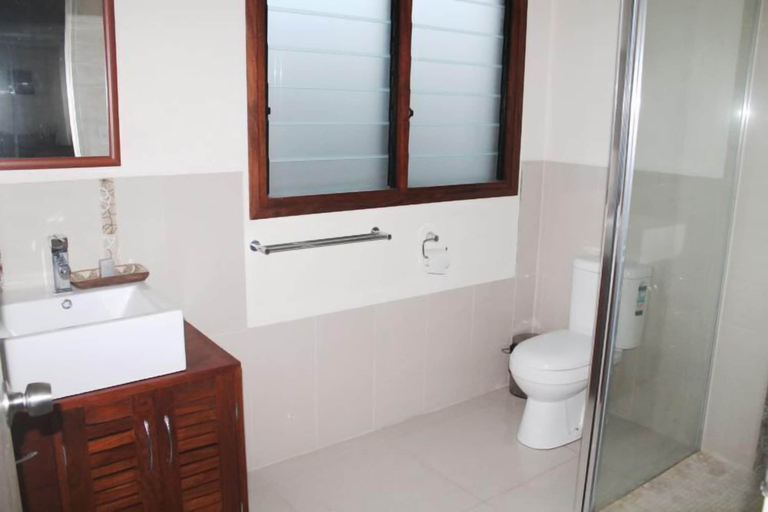 Bathroom 5, Vanuatu Beachfront Apartments, Mele