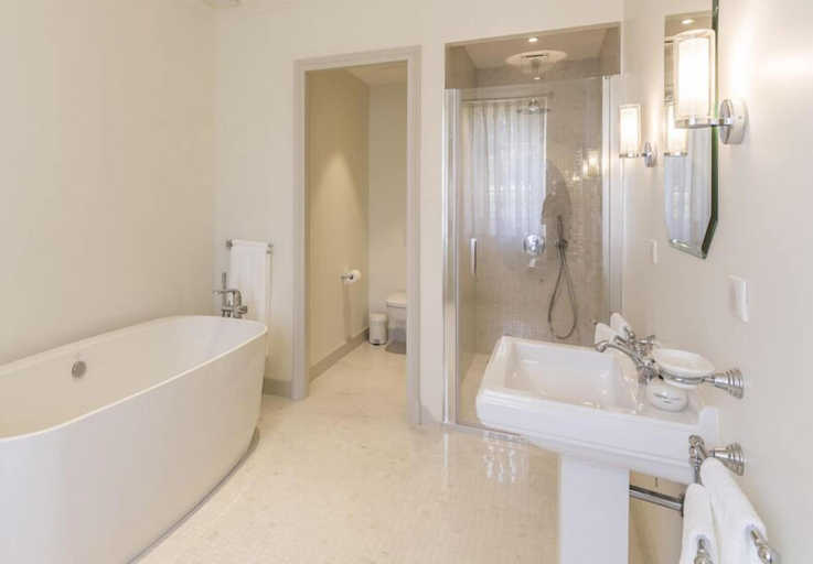Bathroom 5, Chambres d'Hôtes Château Renon, Gironde