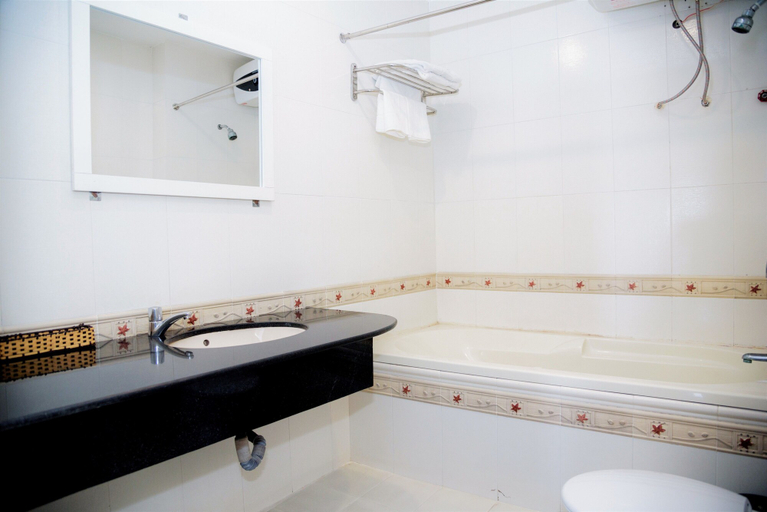 Bathroom 4, Ha Trinh Hotel, Bien Hoa