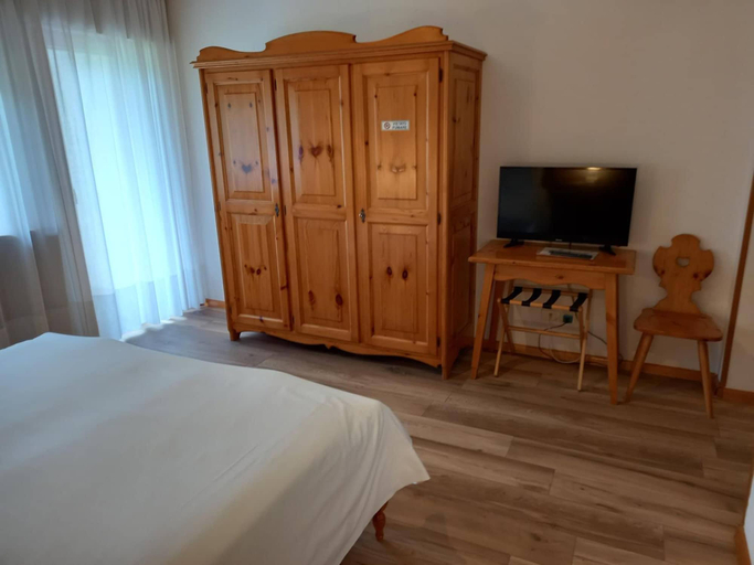 Bedroom 3, Hotel Scoiattolo, Belluno