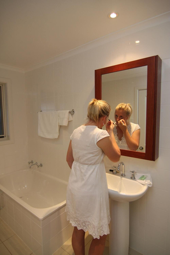 Bathroom 4, Moore Park Apartments, Armidale Dumaresq Bal