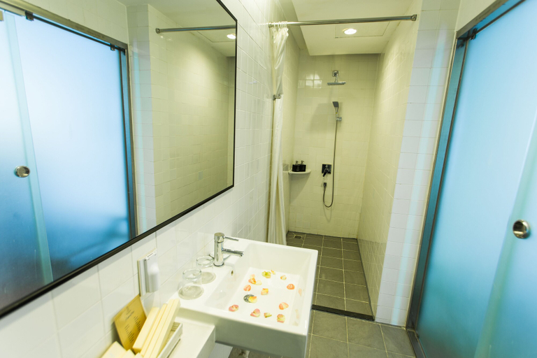 Bathroom 3, The Alcove Library Hotel, Phú Nhuận