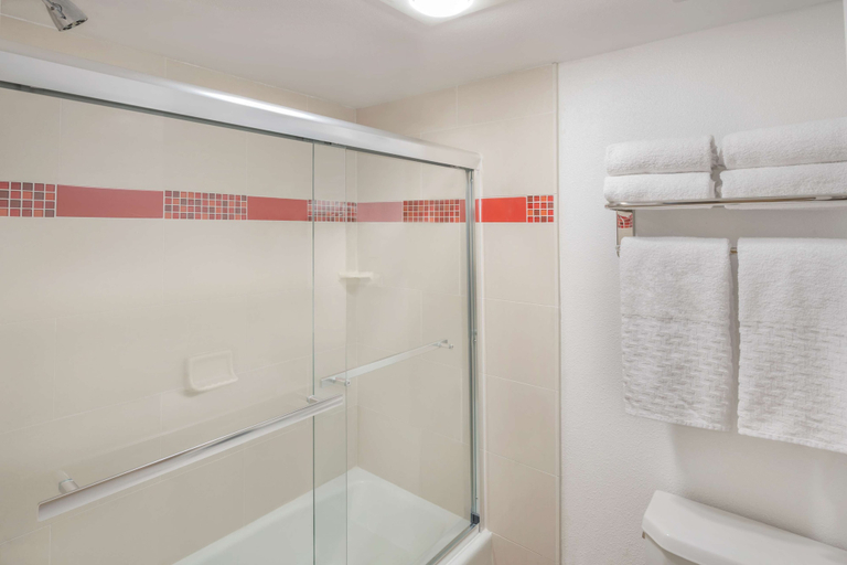 Bathroom 5, Best Western Plus Raffles Inn & Suites, Orange