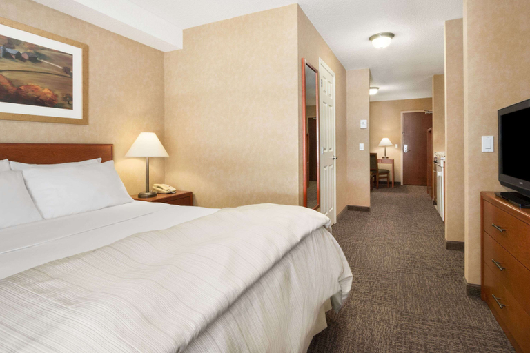 Bedroom 3, Days Inn & Suites by Wyndham Cochrane, Division No. 6