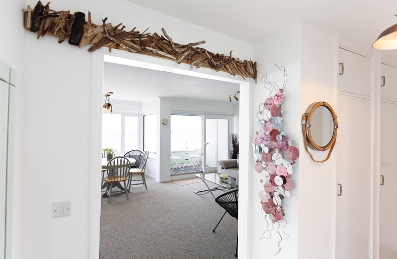 Others 5, Tides - Beach Front Apartment in Bracklesham Bay, West Sussex