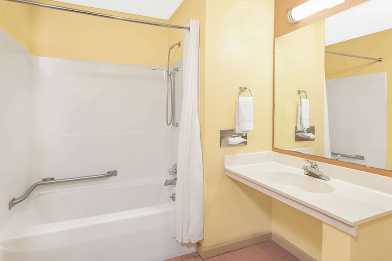 Bathroom, Days Inn & Suites by Wyndham Kalamazoo, Kalamazoo