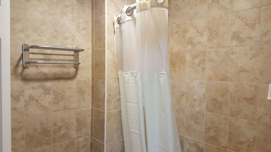 Bathroom 4, Flamingo Inn Long Beach, Los Angeles