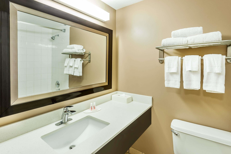 Bathroom 4, Super 8 by Wyndham Calgary/Airport, Division No. 6