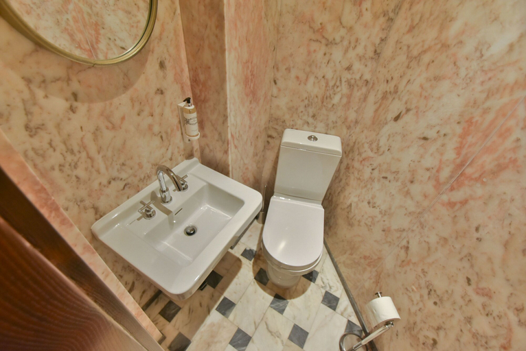 Bathroom 4, República 157, Porto