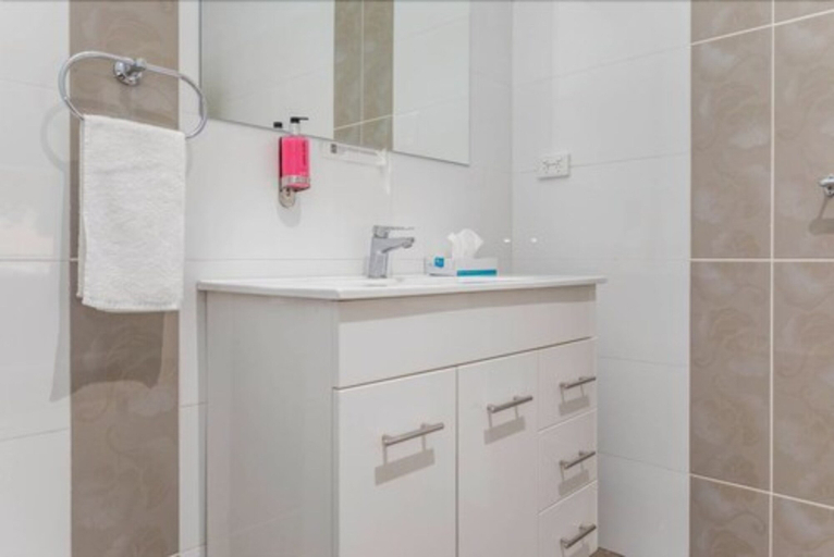Bathroom 2, The Manhattan, Wagga Wagga - Pt A
