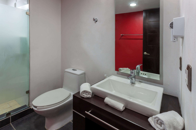 Bathroom 4, Ramada by Wyndham Acapulco Hotel & Suites, Acapulco de Juárez