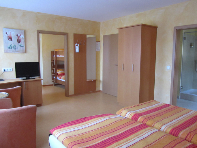 Bedroom 5, Race-Hotel zur Burg Nürburg, Ahrweiler