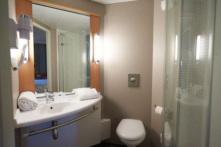 Bathroom 5, ibis Les Herbiers, Vendée