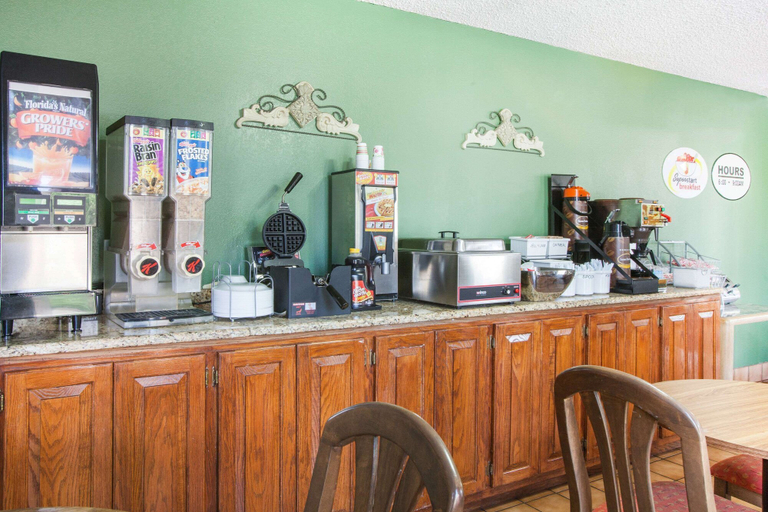 Food & Drinks 5, Super 8 by Wyndham Malvern, Hot Spring