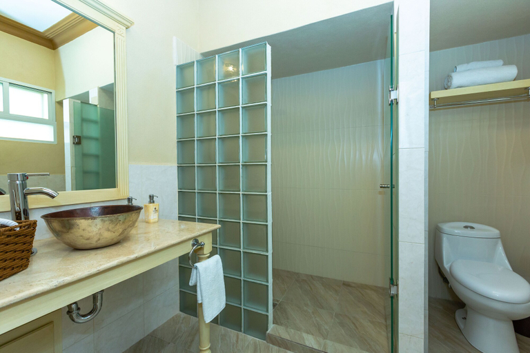 Bathroom 3, Palacio la Embajada, San Luis Potosí