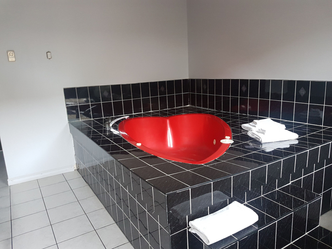 Bathroom 4, 7 Nights Stay, Niagara