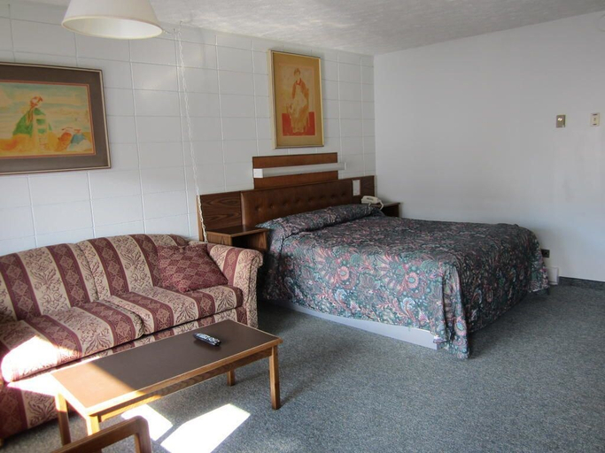 Bedroom 2, Camelot Court Motel, Fraser-Fort George