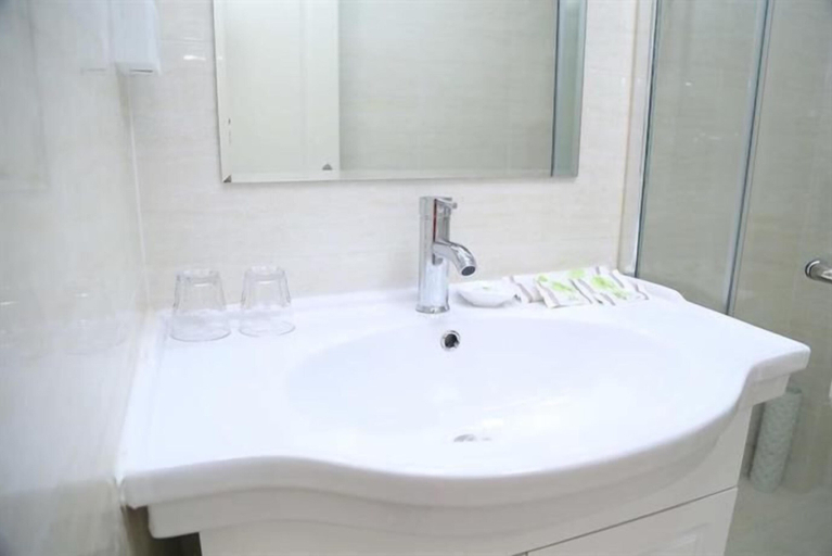 Bathroom, Ramada Encore by Wyndham Qingdao Shinan, Qingdao