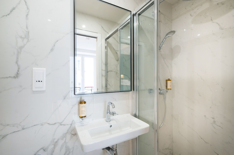 Bathroom 4, Hotel au coeur des Arts et Metiers, Paris