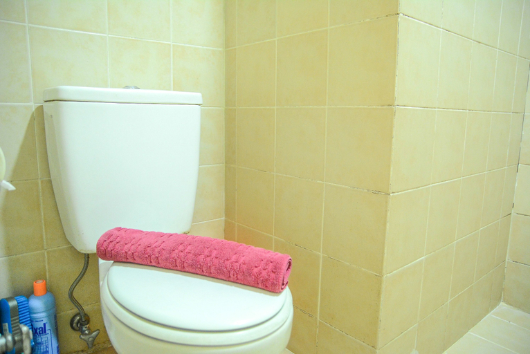 Bathroom 3, Apartment Taman Semanan Cengkareng Great Value, Jakarta Barat