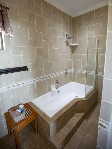 Bathroom 3, Lombok Lodge, Ugu