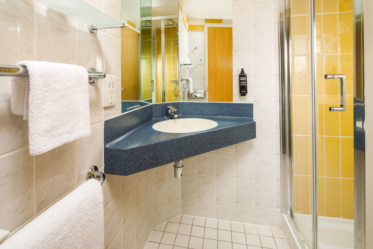 Bathroom 5, ibis Styles Birmingham Centre, Birmingham